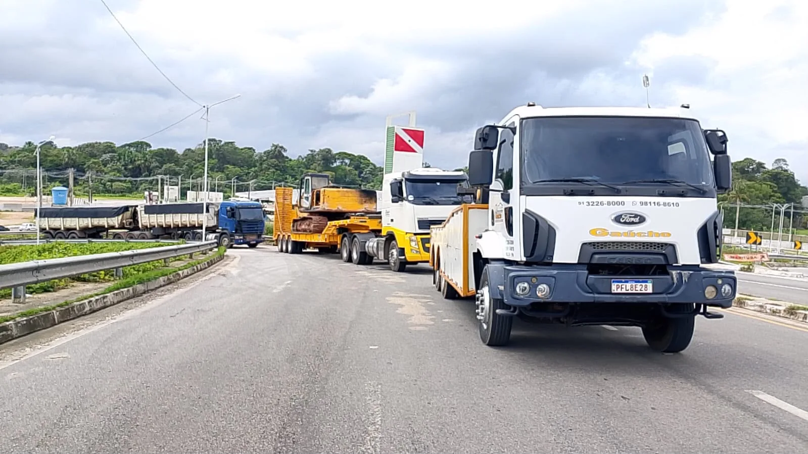 Veículos de apoio em rodovia