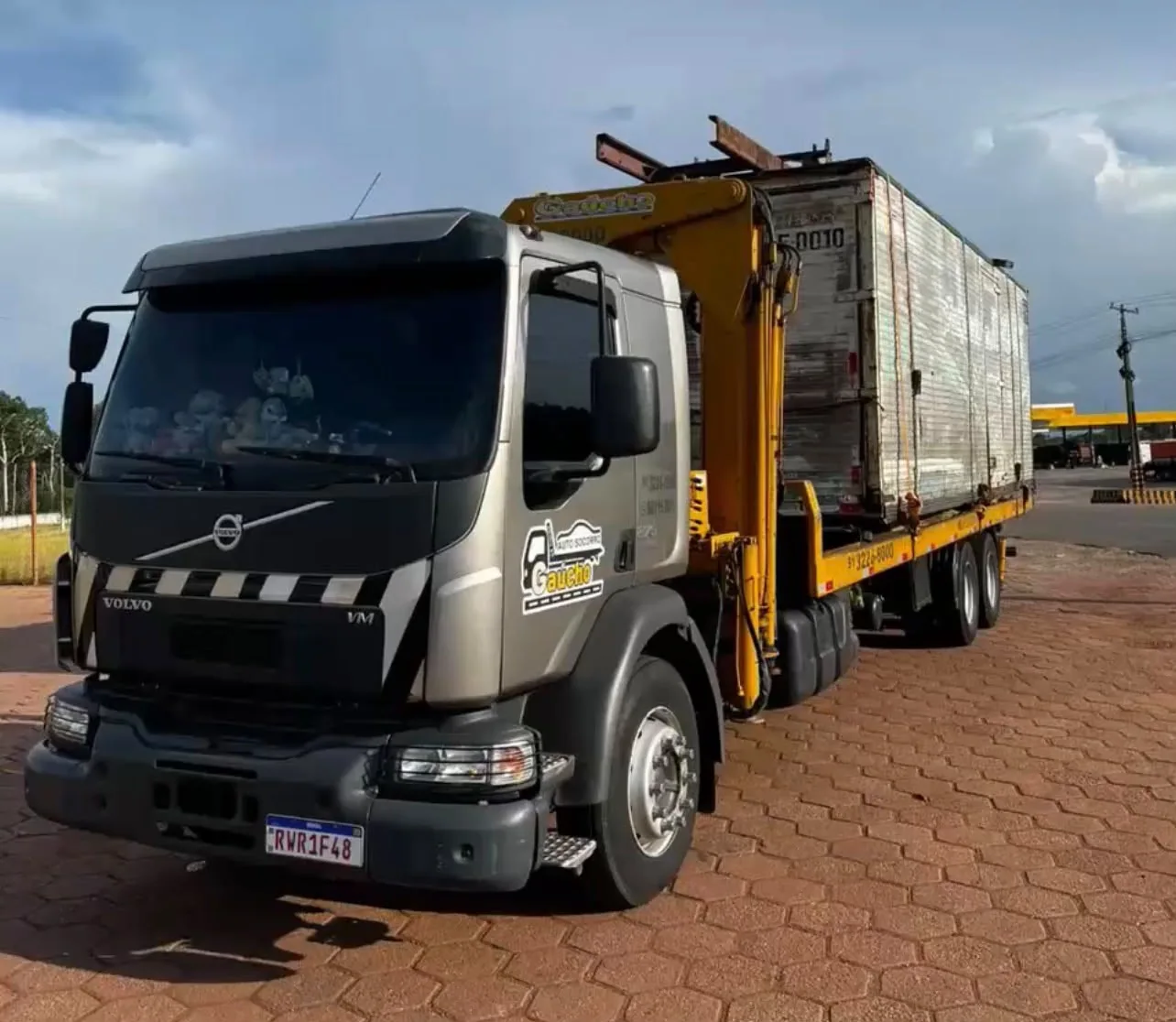 Caminhão e carga em operação de transporte