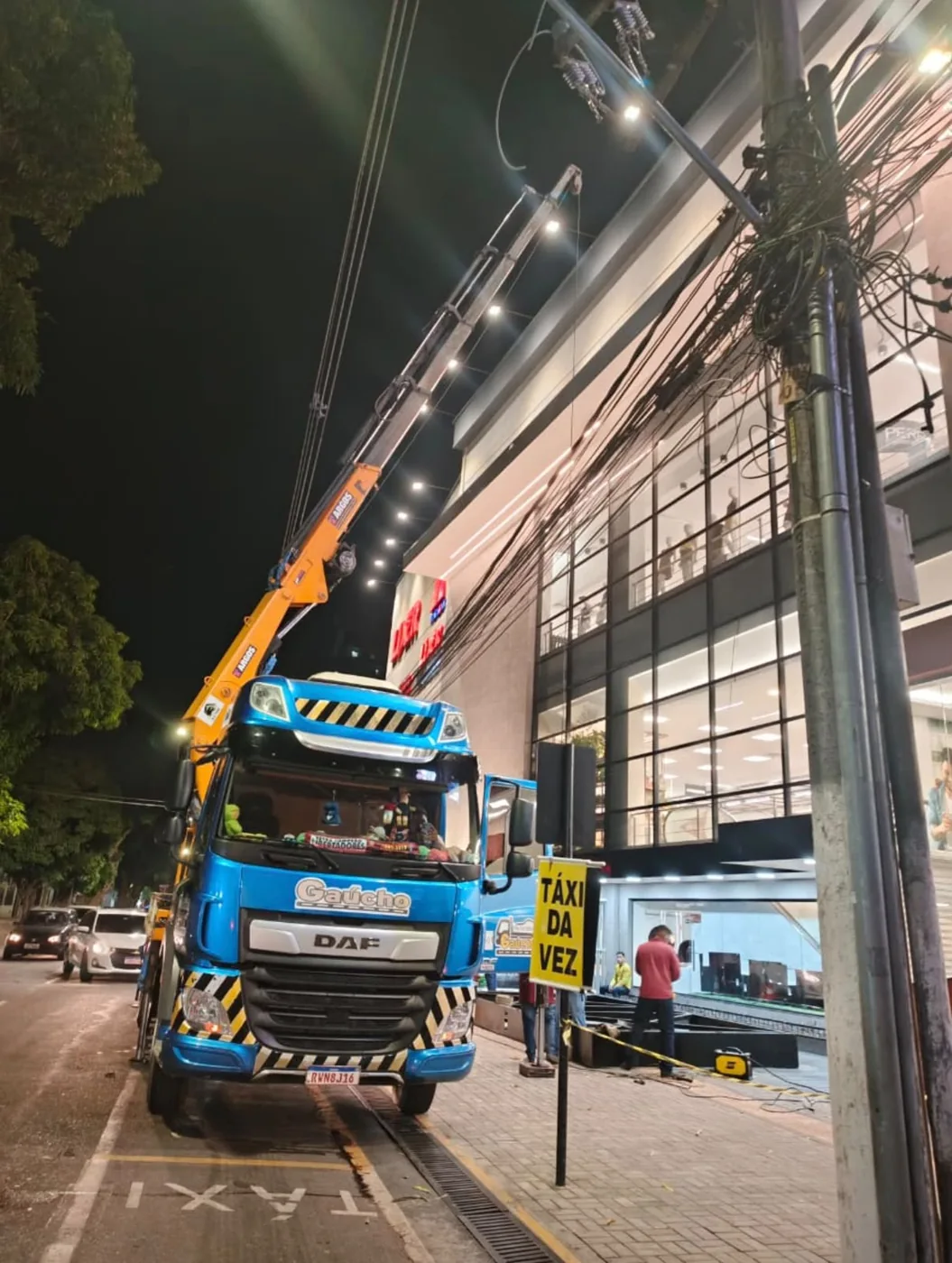 Caminhão guindaste em operação real